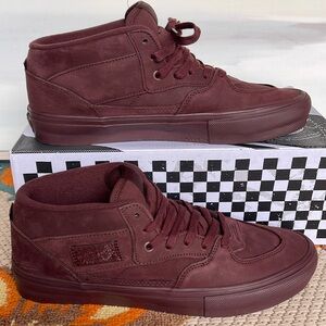 Vans Men’s Skate Half Cab
Mono Chocolate
VNDASFCDCHC
Sneakers